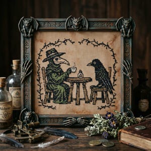 Puede incluir: Arte de punto de cruz de un médico de la peste y un cuervo en una mesa, enmarcado en un marco oscuro y ornamentado con detalles de gárgolas. La obra utiliza puntadas verdes y negras sobre un fondo beige, con botellas y un libro.