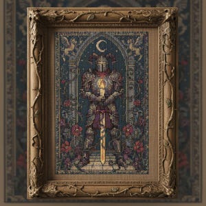 Puede incluir: Obra de arte en punto de cruz enmarcada que representa a un caballero con armadura sosteniendo una vela encendida y una espada. El fondo es azul oscuro con una luna creciente y detalles florales. El marco es de madera con un diseño de vid.