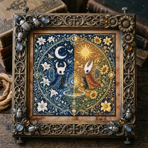 Puede incluir: Obra de arte bordada a punto de cruz enmarcada y ornamentada. El diseño está dividido, con una escena nocturna con una luna y flores blancas a la izquierda, y una escena diurna con un sol y girasoles a la derecha. El marco tiene esquinas decorativas y motivos de insectos.