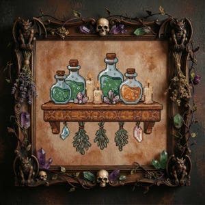 Puede incluir: Arte de punto de cruz que representa una estantería con botellas de pociones, velas y cristales. Las botellas contienen líquidos verdes y naranjas. El marco está adornado con gárgolas, calaveras y hierbas colgantes. La paleta de colores incluye marrones, verdes y morados.