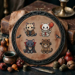 Peut inclure: Un tambour à broder circulaire présentant un motif au point de croix de quatre chats déguisés en personnages d'horreur : un tueur au masque de hockey, un clown avec un ballon rouge, un vampire à cape et un épouvantail sur tissu brun.