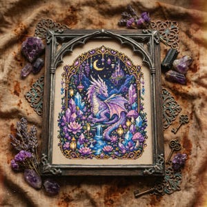 Pode incluir: Arte em ponto cruz emoldurada, apresentando um dragão roxo em uma paisagem de fantasia. A obra de arte inclui um castelo, cristais e uma cachoeira, tudo dentro de uma moldura de madeira escura. A paleta de cores é dominada por tons de roxo, azul e dourado.