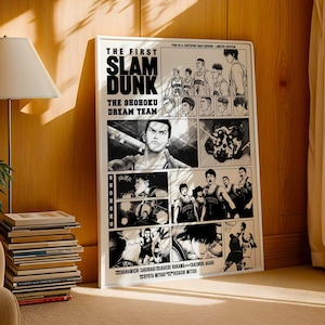 Peut inclure: Une affiche encadrée en noir et blanc avec des illustrations de style bande dessinée de joueurs de basket-ball. L'affiche porte le texte "THE FIRST SLAM DUNK" et "THE SHOHOKU DREAM TEAM". L'affiche est appuyée contre un mur en bois.