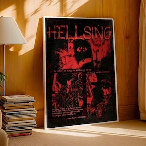 Peut inclure: Une affiche encadrée avec le mot "HELLSING" en lettres rouges sur fond noir. L'affiche présente des illustrations et du texte rouges. L'affiche est appuyée contre un mur en bois, avec une lampe et des livres à proximité.