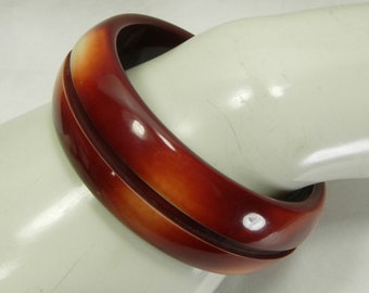 1970s Resin Washed Art Deco Revival Bracelet Carved Rust Over Cream