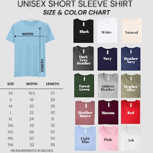Puede incluir: Camiseta unisex de manga corta azul claro con una tabla de tallas y colores. La tabla muestra varios colores de camiseta, incluyendo negro, blanco y rojo. Las medidas est&aacute;n en pulgadas, con tallas que van de la XS a la 5XL.
