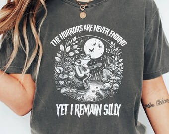 Camiseta "Os horrores nunca acabam, mas eu continuo bobo", Camiseta engraçada de sapo, Camiseta política engraçada, Camiseta de protesto e resistência, Camiseta de sapo japonês