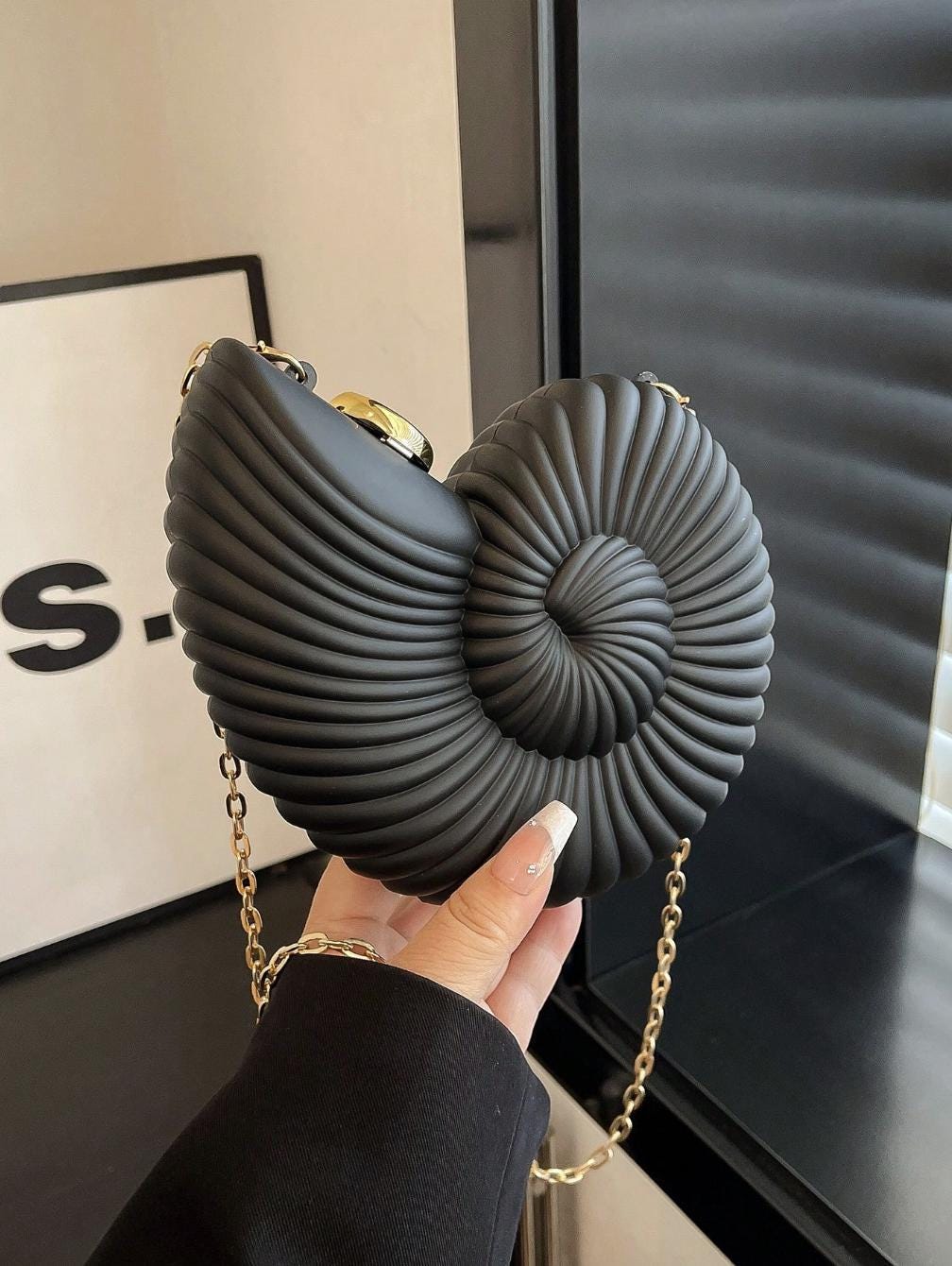 Black White Conch Shell Shaped Shoulder Bag Gold Chain Strap Spiral ...