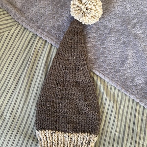 Kerstman beanie muts handgemaakt gebreide bruine gerst en havermout
