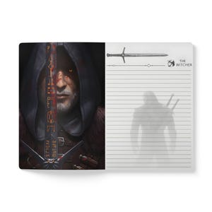 Könnte beinhalten: Notizbuch mit Kunstwerken aus The Witcher. Die linke Seite zeigt eine detaillierte Illustration eines Charakters mit einem Schwert, während die rechte Seite liniertes Papier mit einer Silhouette und dem Logo der Serie hat. Das Cover ist dunkel mit roten und braunen Akzenten.