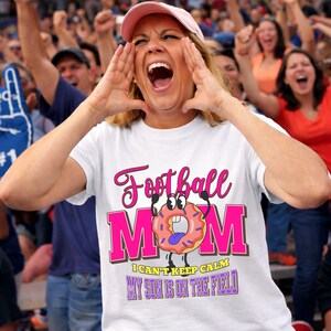 Football Mom PNG, grappig sportshirtontwerp, game day mom, varsity, gekke moeder, blijf kalm, roze voetbal, sublimatieprint, digitale download.
