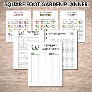 Puede incluir: Un conjunto de hojas de papel blanco con información de jardinería. Las hojas incluyen títulos como "Flower Cheat Sheet", "Vegetable Cheat Sheet" y "Herb Cheat Sheet". El texto "Square Foot Garden Planner" está en la parte superior y en una de las hojas. Las hojas están sobre una superficie marrón claro.