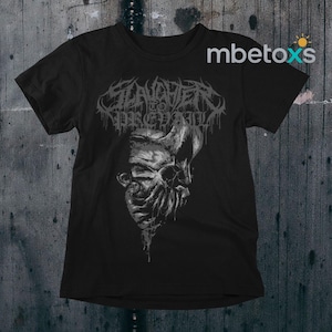 Könnte beinhalten: Schwarzes T-Shirt mit einer graustufigen Illustration eines schädelartigen Gesichts und dem Text "SLAUGHTER TO PREVAIL" in einer gotischen Schrift. Das Shirt hat kurze Ärmel und einen Rundhalsausschnitt.