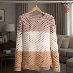 Può includere: Un maglione all'uncinetto a tre tonalità in rosa, bianco e marrone è appeso a una gruccia di legno. Il maglione presenta uno scollo tondo e un design a trama aperta strutturata. Il testo "Crochet pattern PDF" è nell'angolo in alto a destra.