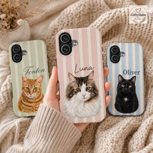 Pode incluir: Três capas de telemóvel personalizadas com riscas verticais e retratos de gatos. A capa da esquerda é verde sálvia com um gato ruivo chamado Tonton. A central é rosa com um gato de pelo comprido chamado Luna. A da direita é azul com um gato preto chamado Oliver.