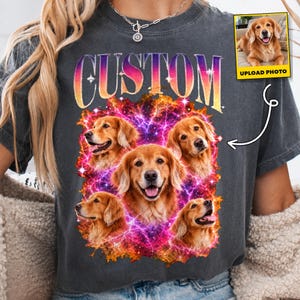 Peut inclure: Un t-shirt gris anthracite avec le mot CUSTOM écrit dans une police dégradée orange à violet au-dessus d'un graphique représentant cinq portraits de golden retrievers entourés d'un effet d'éclairs rose et orange, avec une petite photo.