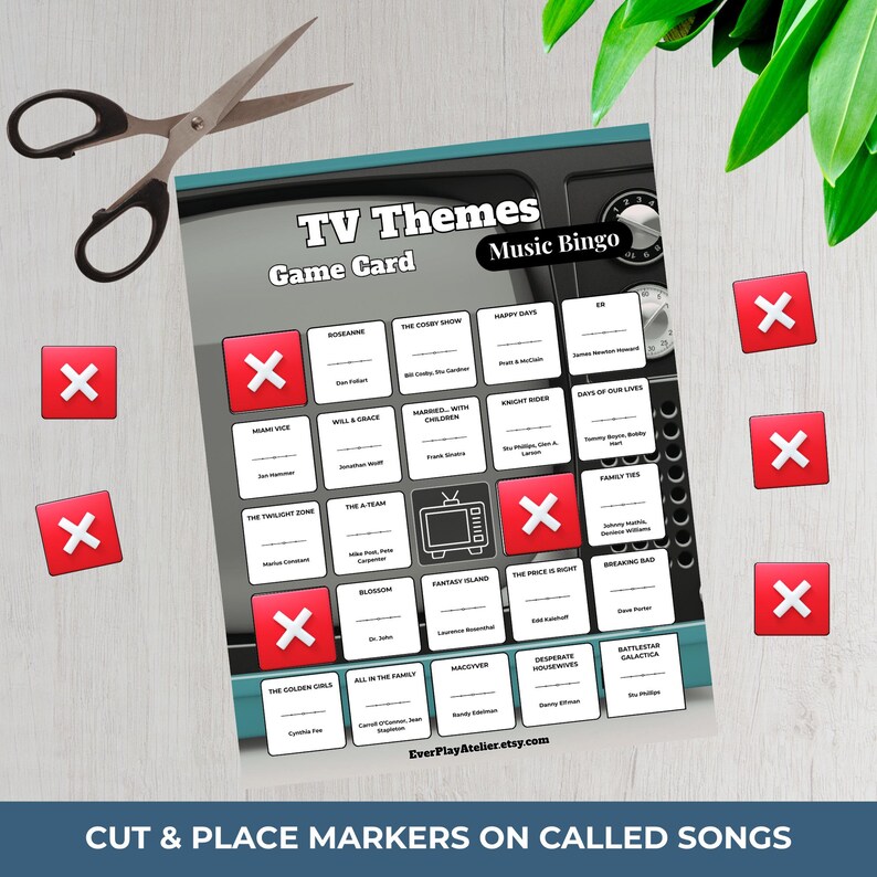 Puede incluir: Una tarjeta de juego de Bingo de m&uacute;sica de temas de TV con marcadores rojos y tijeras. La tarjeta presenta t&iacute;tulos de programas de televisi&oacute;n como "The Golden Girls" y "Breaking Bad". El texto "Cut & Place Markers on Called Songs" est&aacute; en la parte inferior.