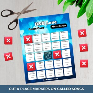 Puede incluir: Tarjeta de juego de bingo musical R&B Love con un fondo azul y formas de coraz&oacute;n blancas. La tarjeta incluye t&iacute;tulos de canciones y espacios para marcar. Tambi&eacute;n hay marcadores X rojos y tijeras.