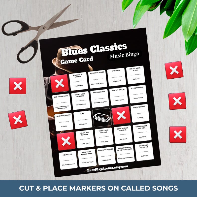 Pode incluir: Um cart&atilde;o preto do jogo Blues Classics Music Bingo com t&iacute;tulos de m&uacute;sicas e uma ilustra&ccedil;&atilde;o de harm&oacute;nica. Marcadores X vermelhos e tesouras est&atilde;o espalhados ao redor do cart&atilde;o. O texto "CUT & PLACE MARKERS ON CALLED SONGS" est&aacute; na parte inferior.