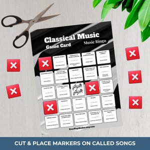 Op de afbeelding: Een klassieke muziekspelkaart met de tekst "Classical Music Game Card Music Bingo". De spelkaart heeft rode "X"-markers en een schaar. De tekst "CUT & PLACE MARKERS ON CALLED SONGS" staat onderaan.