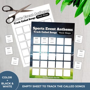 Op de afbeelding: Twee vellen "Sports Event Anthems Music Bingo" met lege vierkanten om nummers te volgen. Het hoofdvel heeft een stadionachtergrond. Er zijn ook kleine kaarten en een schaar aanwezig. De tekst luidt "Track Called Songs" en "Empty Sheet to Track the Called Songs".