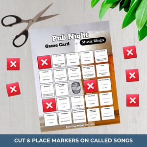K&ouml;nnte beinhalten: Eine "Pub Night Music Bingo" Spielkarte mit Songtiteln, roten "X" Markierungen und einer Schere. Die Karte zeigt einen Bierhintergrund und den Text "Cut & Place Markers on Called Songs".