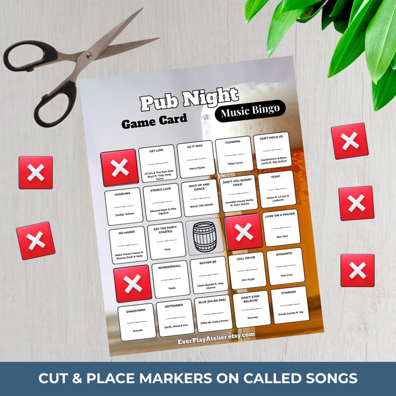 K&ouml;nnte beinhalten: Eine "Pub Night Music Bingo" Spielkarte mit Songtiteln, roten "X" Markierungen und einer Schere. Die Karte zeigt einen Bierhintergrund und den Text "Cut & Place Markers on Called Songs".