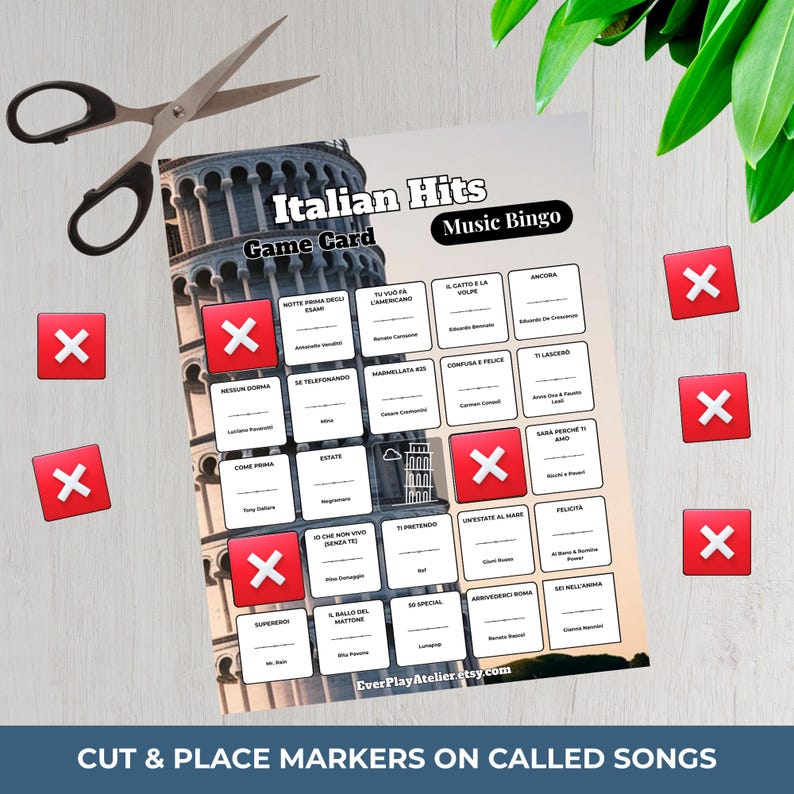 Puede incluir: Una tarjeta de juego de bingo musical "Italian Hits" impresa con marcadores X rojos y tijeras. La tarjeta de juego presenta t&iacute;tulos de canciones y un gr&aacute;fico de la Torre Inclinada de Pisa. El texto "CORTA Y COLOCA MARCADORES EN LAS CANCIONES LLAMADAS" est&aacute; en la parte inferior.