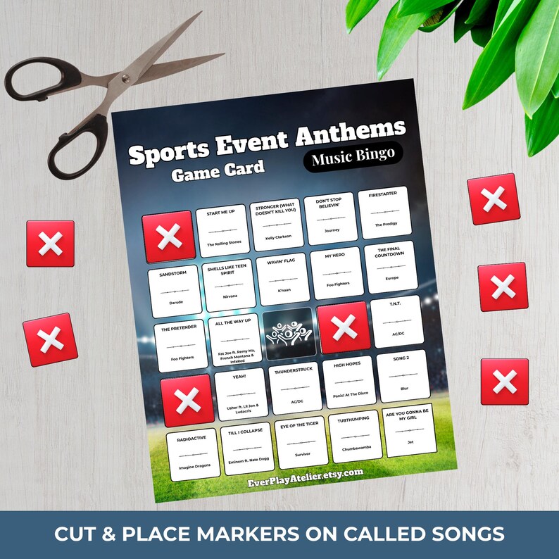 Op de afbeelding: Een Sports Event Anthems Music Bingo-spelkaart met rode X-markeringen en een schaar. De kaart bevat songtitels en een sportveldachtergrond. De tekst luidt "Knip en plaats markeringen op de genoemde nummers."