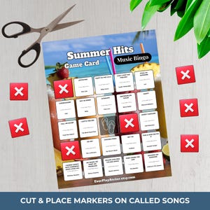 Puede incluir: Una tarjeta de juego de bingo musical Summer Hits con un fondo de bebida tropical, con t&iacute;tulos de canciones y espacios para marcadores. Incluye marcadores 'X' rojos y tijeras. El texto dice 'Cut & Place Markers on Called Songs'.
