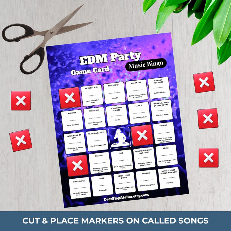 Op de afbeelding: Een EDM Party Music Bingo-spelkaart met een paarse en blauwe achtergrond. De kaart bevat songtitels en vakjes om te markeren met rode kruizen. Een schaar en extra rode kruismarkeringen zijn ook zichtbaar.