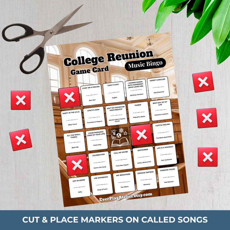Pode incluir: Um cart&atilde;o de jogo "College Reunion Music Bingo" com t&iacute;tulos de m&uacute;sicas, marcadores vermelhos e tesouras. O cart&atilde;o apresenta uma grade de bingo com t&iacute;tulos de m&uacute;sicas e o texto "Cut & Place Markers on Called Songs".
