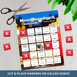 Pode incluir: Um cart&atilde;o de jogo de Bingo de trilha sonora de filmes com marcadores X vermelhos e tesouras. O cart&atilde;o apresenta t&iacute;tulos de filmes como "Gladiador" e "Casablanca". O texto "Corte e coloque marcadores nas m&uacute;sicas chamadas" est&aacute; na parte inferior.