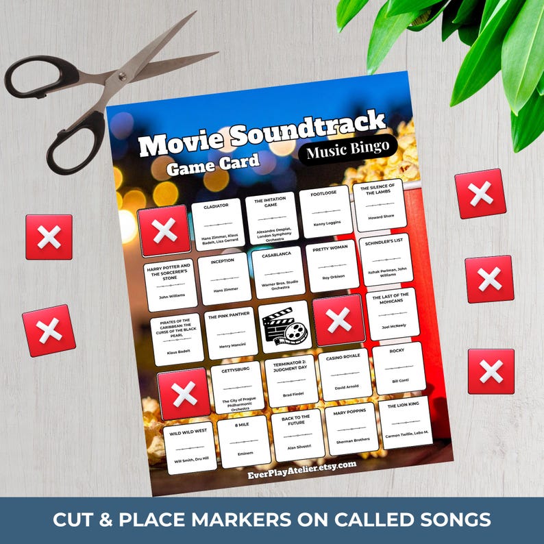 Pode incluir: Um cart&atilde;o de jogo de Bingo de trilha sonora de filmes com marcadores X vermelhos e tesouras. O cart&atilde;o apresenta t&iacute;tulos de filmes como "Gladiador" e "Casablanca". O texto "Corte e coloque marcadores nas m&uacute;sicas chamadas" est&aacute; na parte inferior.