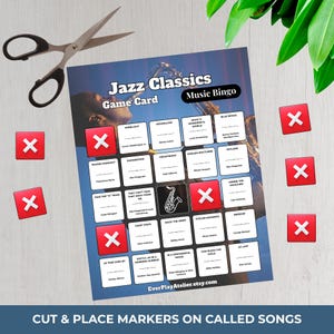 K&ouml;nnte beinhalten: Ein Jazz Classics Musik-Bingo-Spielkarte mit roten Markierungen und einer Schere. Die Spielkarte zeigt Songtitel und K&uuml;nstlernamen. Der Text "Jazz Classics Game Card Music Bingo" wird oben angezeigt. Der Etsy-Shop-Name ist sichtbar.