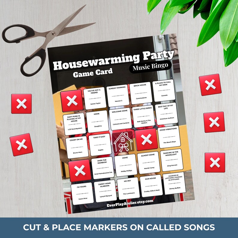 Pode incluir: Um cart&atilde;o de jogo de bingo musical para uma festa de boas-vindas com t&iacute;tulos de m&uacute;sicas e marcadores X vermelhos. O cart&atilde;o inclui o texto "Housewarming Party Game Card Music Bingo" e o nome da loja Etsy. Tesoura no canto superior esquerdo.