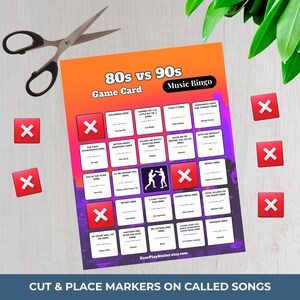 Puede incluir: Una colorida tarjeta de juego de Bingo musical de los 80 y 90 con t&iacute;tulos de canciones y marcadores X rojos. Tambi&eacute;n hay unas tijeras. La tarjeta tiene un fondo degradado y el texto "Corta y coloca marcadores en las canciones llamadas".