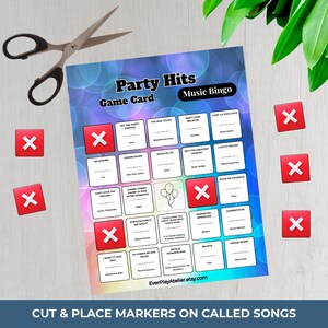 Puede incluir: Una tarjeta de juego de bingo musical Party Hits con t&iacute;tulos de canciones y marcadores X rojos. La tarjeta tiene un fondo azul y morado con el texto "Party Hits Game Card Music Bingo". Las tijeras est&aacute;n en la esquina superior izquierda.