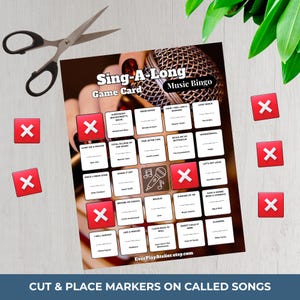 K&ouml;nnte beinhalten: Eine Sing-A-Long Music Bingo-Spielkarte mit Songtiteln, roten X-Markierungen und einer Schere. Die Karte zeigt eine Mikrofon-Grafik und den Text "Sing-A-Long Game Card Music Bingo". Der Etsy-Shop-Name ist sichtbar.