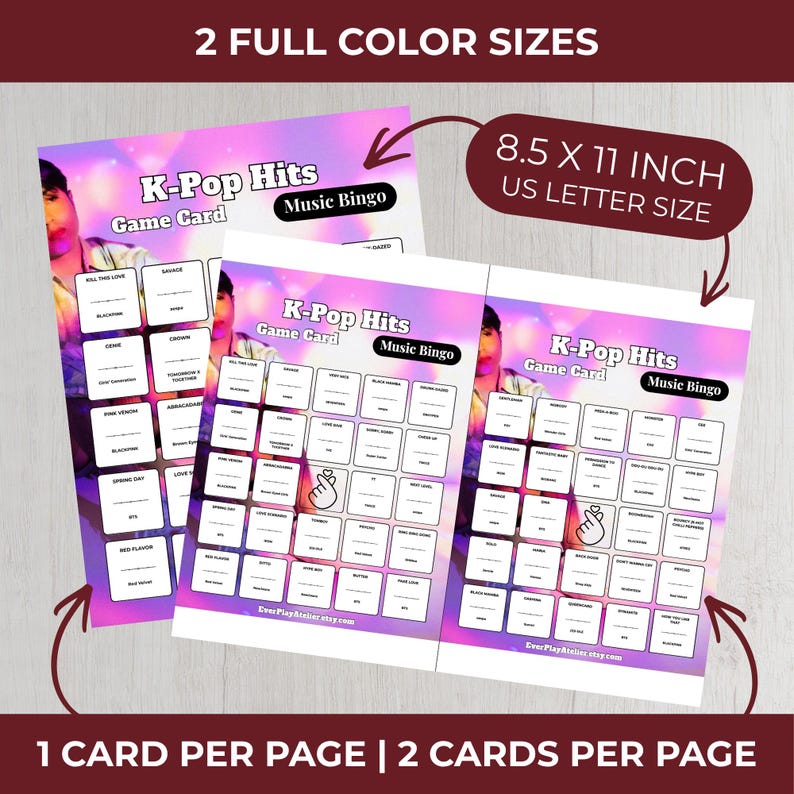 Pu&ograve; includere: Due cartelle di gioco K-Pop Hits Music Bingo, formato US Letter, 21,6 x 27,9 cm. Le cartelle hanno uno sfondo viola e rosa con la foto di una persona. Le cartelle hanno il testo "K-Pop Hits Game Card Music Bingo".