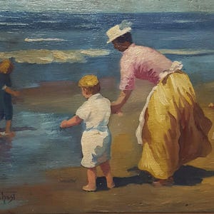 Puede incluir: Pintura al óleo que representa una escena de playa con figuras. Una mujer con una blusa rosa y una falda amarilla ayuda a dos niños cerca del agua. Otro niño juega en el agua. La obra de arte tiene una estética vintage.