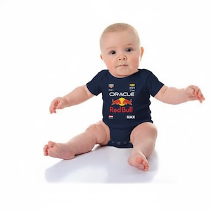 Puede incluir: Un body de beb&eacute; azul marino con el logotipo de Red Bull Racing y el nombre "MAX". El body tiene mangas cortas y cuello redondo. El logotipo de Red Bull est&aacute; en el centro, con los logotipos de Oracle y Bybit encima.