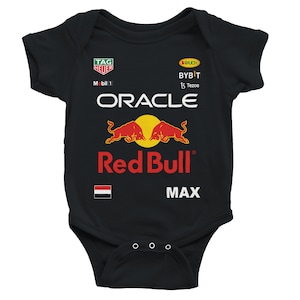 Puede incluir: Body de beb&eacute; negro con el logo de Red Bull Racing. El body presenta el logo de Oracle, el logo de Red Bull y la palabra "MAX". Logos adicionales incluyen Tag Heuer, Rauch y Bybit.