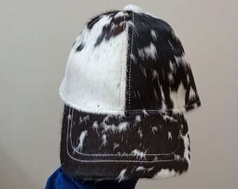 Boné de beisebol artesanal em couro bovino preto e branco com pelo, estilo western.