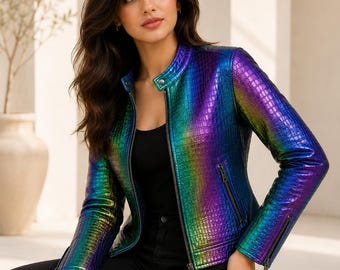 Könnte beinhalten: Eine langärmelige Jacke mit einem leuchtenden, schillernden Regenbogen-Finish und einem strukturierten Krokodilleder-Muster. Die Jacke verfügt über einen Stehkragen, einen durchgehenden Frontreißverschluss und zwei Reißverschlusstaschen vorne.