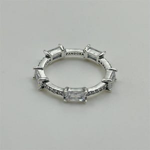 Peut inclure: Ensemble de trois tasses en céramique avec une finition mate et mouchetée. Les tasses sont de couleur crème, gris clair et gris foncé. Chaque tasse a un design simple et minimaliste.