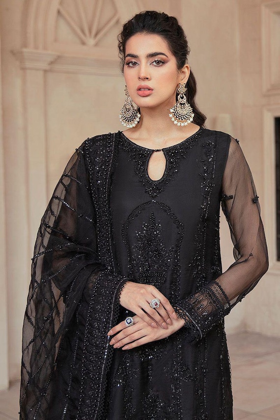 black formal pakistani dresses Black Dress Hmesha ke tra dress khud design kia tha qk I love wearing black suits [ Pakistani Black Dress, Black Formal Wear, Pakistani Evening Wear, Black Party Dress, Elegant