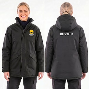 Puede incluir: Chaqueta de trabajo negra con capucha y bolsillos delanteros. La parte delantera de la chaqueta tiene un logotipo amarillo y negro con la palabra "WORKER". La parte trasera de la chaqueta tiene la palabra "RHYTHM" en blanco.