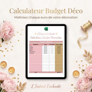 Peut inclure: Une tablette numérique affiche un planificateur budgétaire intitulé "Calculateur Budget Déco" avec un code couleur rose et or. L'image est décorée de fleurs roses, de bougies et d'accents dorés. Le texte "L'Instant Enchanté" est également visible.