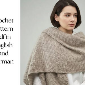 Puede incluir: Una mujer con un chal de punto beige. El chal está drapeado sobre los hombros y tiene un diseño texturizado y acanalado. El texto a la izquierda dice "crochet pattern pdf in english and german".